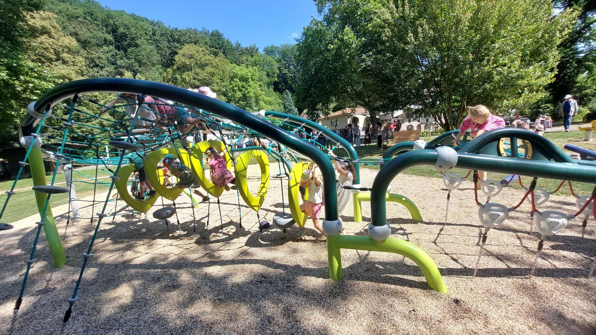 Kinder spielen auf einem Klettergerüst.