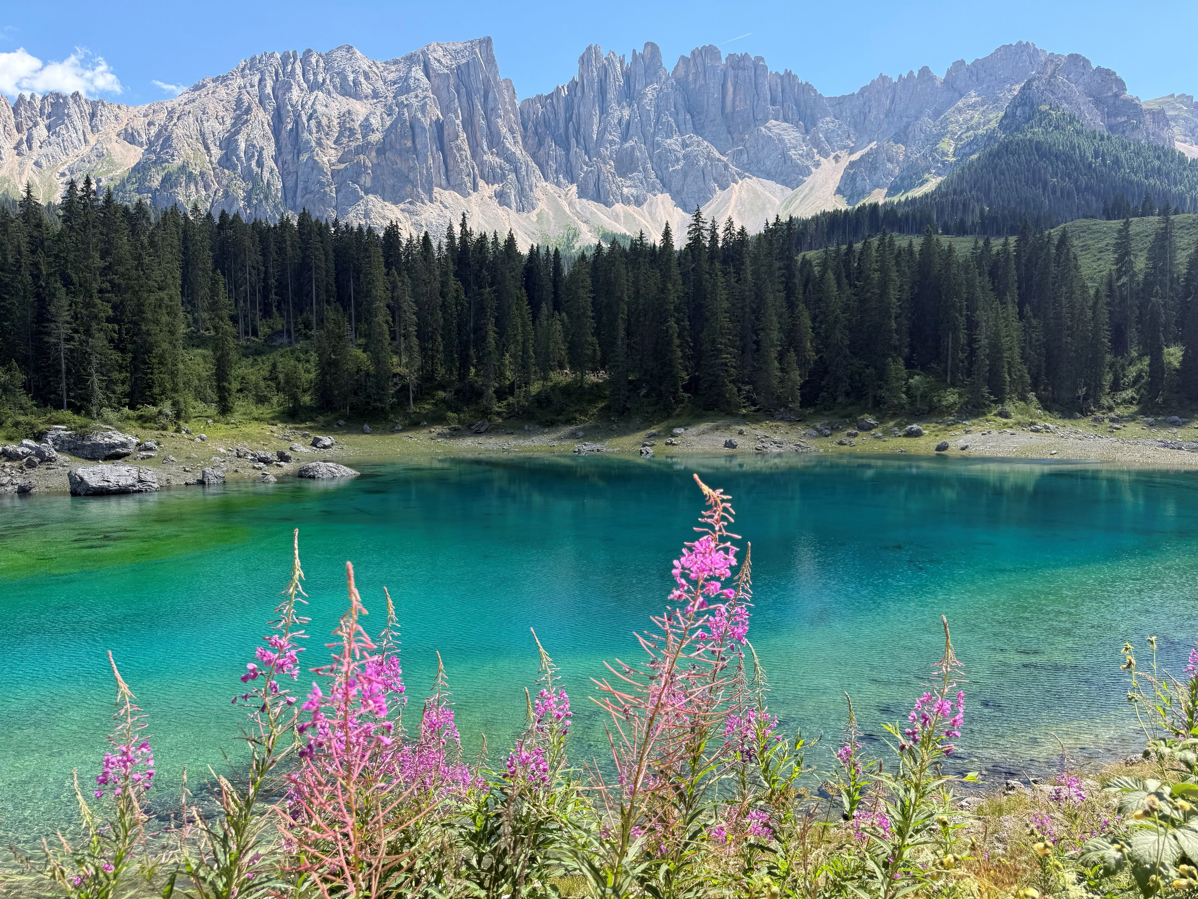Alpenseen sind für Fotografen häufig Hotspots wie hier der Karersee in den Dolomiten.