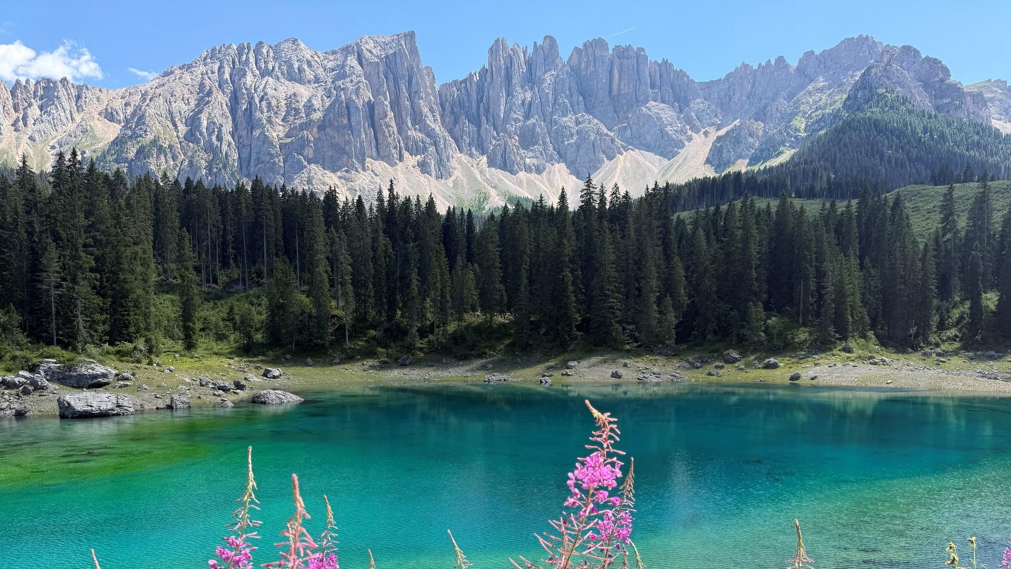Alpenseen sind für Fotografen häufig Hotspots wie hier der Karersee in den Dolomiten.