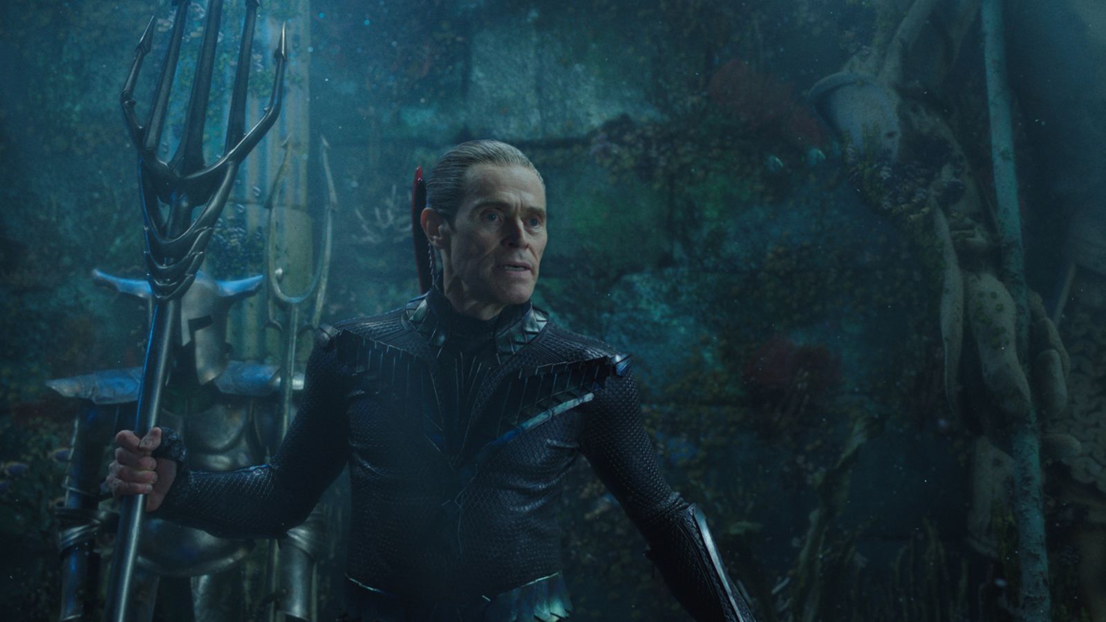 Willem Dafoe kommt in der Rolle des Nuidis Vulko die Aufgabe zu, Arthur Curry auszubilden. Unter seinem Einfluss reift Aquaman zu einem großen Krieger. (Bild: DC / Warner Bros. Ent.)