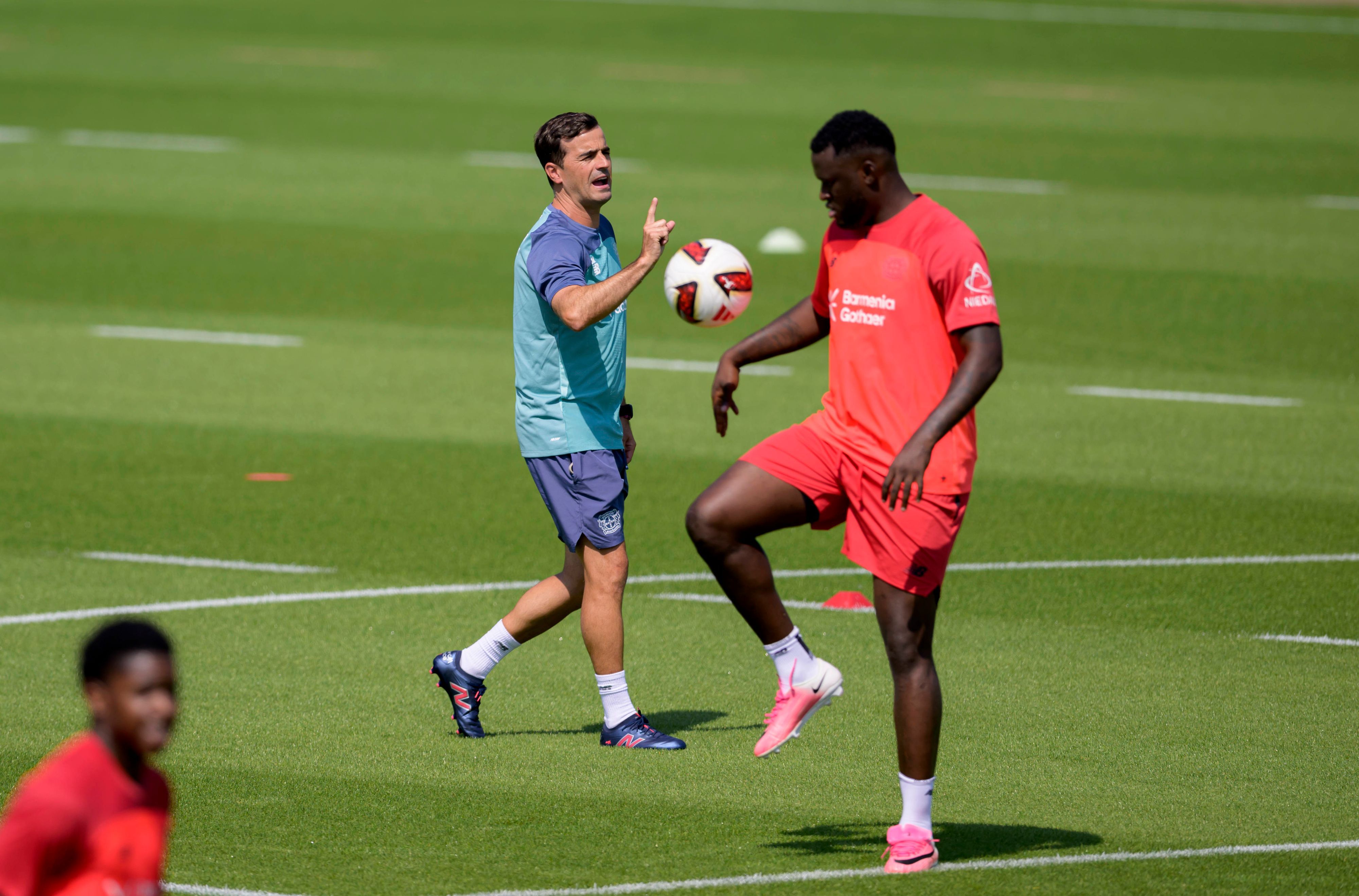 Trainer Carles Martinez Bayer Leverkusen gibt Anweisungen, davor spielt Victor Boniface den Ball. Fussball 1. Bundesliga, Trainingsauftakt Bayer 04 Leverkusen am 14.07.2026 in Leverkusen/ Deutschland. *** Coach Carles Martinez of Bayer Leverkusen gives instructions in the foreground, Victor Boniface plays the ball. Soccer, Bundesliga 1 Bayer 04 Leverkusen s first training session on July 14, 2026, in Leverkusen, Germany