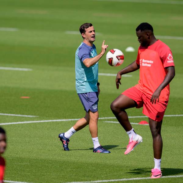Trainer Carles Martinez Bayer Leverkusen gibt Anweisungen, davor spielt Victor Boniface den Ball. Fussball 1. Bundesliga, Trainingsauftakt Bayer 04 Leverkusen am 14.07.2026 in Leverkusen/ Deutschland. *** Coach Carles Martinez of Bayer Leverkusen gives instructions in the foreground, Victor Boniface plays the ball. Soccer, Bundesliga 1 Bayer 04 Leverkusen s first training session on July 14, 2026, in Leverkusen, Germany