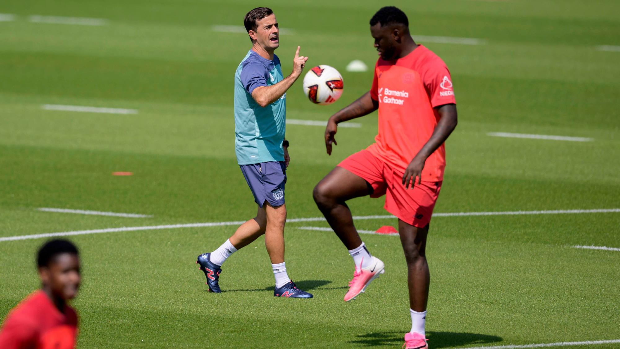 Trainer Carles Martinez Bayer Leverkusen gibt Anweisungen, davor spielt Victor Boniface den Ball. Fussball 1. Bundesliga, Trainingsauftakt Bayer 04 Leverkusen am 14.07.2026 in Leverkusen/ Deutschland. *** Coach Carles Martinez of Bayer Leverkusen gives instructions in the foreground, Victor Boniface plays the ball. Soccer, Bundesliga 1 Bayer 04 Leverkusen s first training session on July 14, 2026, in Leverkusen, Germany