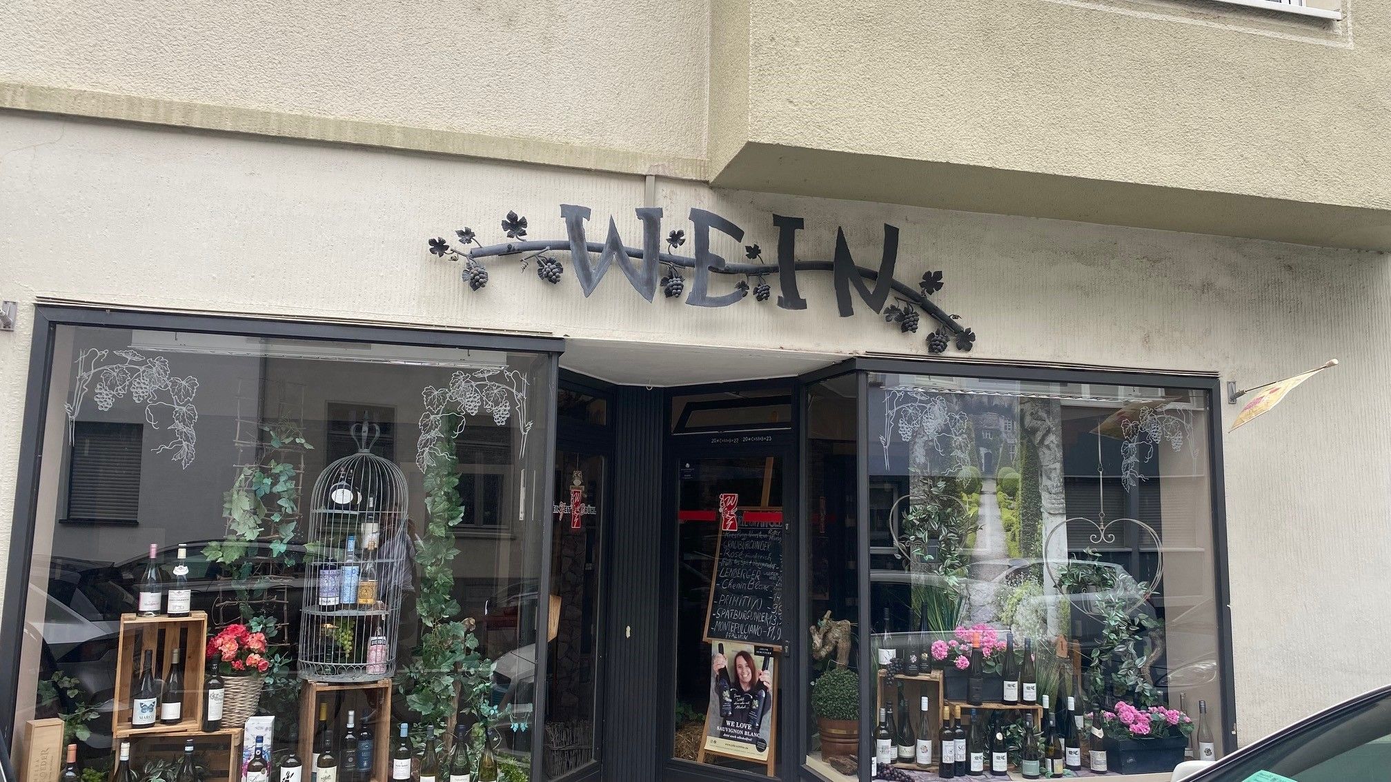 Zu sehen ist das Schaufenster einer Weinhandlung.