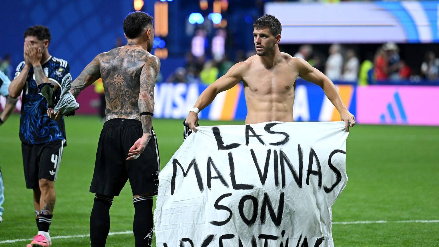 Dieses Plakat der argentinischen Nationalmannschaft sorgte nach dem WM-Sieg gegen England für viel Aufsehen. (Bild: 2026 Getty Images/Shaun Botterill)