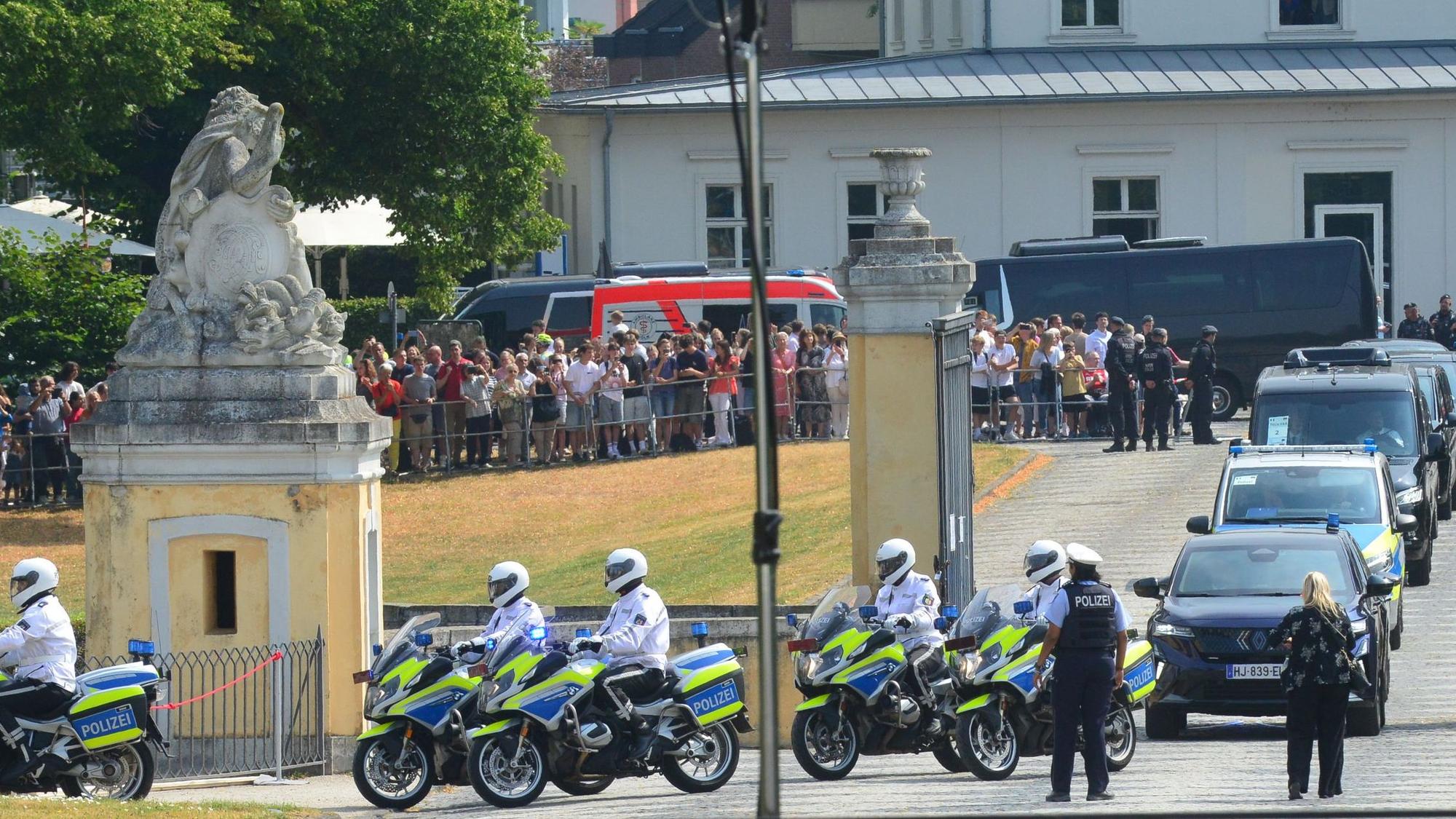 Zu sehen sind Polizeimotorräder und Limousinen.
