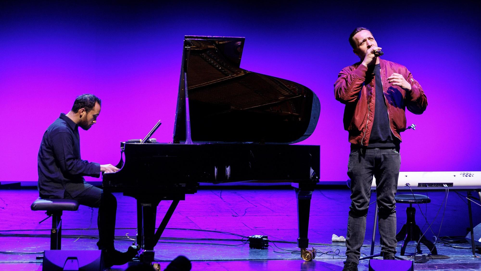 Pianist Igor Levit spielt mit dem Sänger Danger Dan (r.) bei einer Probe vor einem Benefizkonzert für die Ukraine im Berliner Ensemble. (Archivbild)