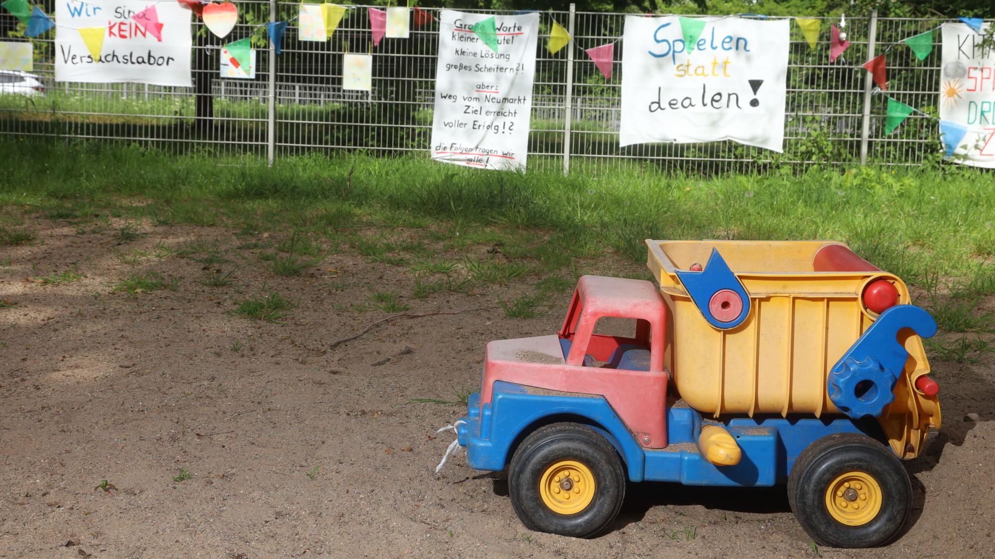 Auf dieser als Spielplatz ausgewiesenen Grünfläche am Perlengraben soll das neue Suchthilfezentrum in der Kölner Innenstadt entstehen.