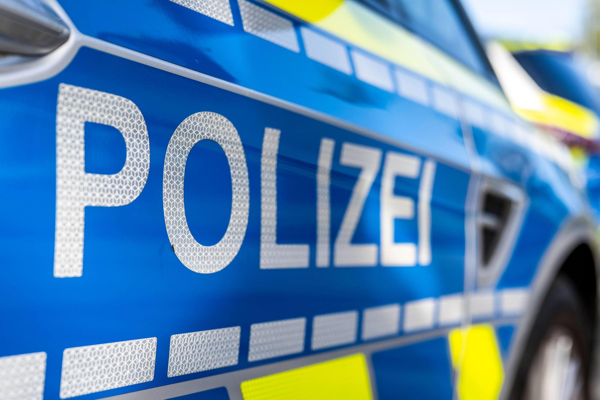 ILLUSTRATION - 28.09.2021, Nordrhein-Westfalen, Gütersloh: Ein Polizeiauto ist mit Schriftzug an der Tür zu sehen. (Symbolbild) (zu dpa: «Diebe am Gartenzaun: Unbekannte sägen Metallfigur ab») Foto: David Inderlied/dpa +++ dpa-Bildfunk +++