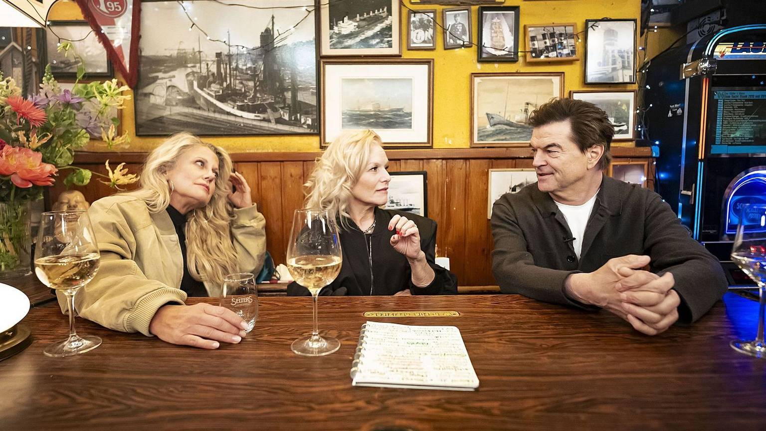 Trafen sich zum Staffelauftakt von „Inas Nacht“, von links: Barbara Schöneberger, Ina Müller und Campino. (Bild: NDR / Morris Mac Matzen)