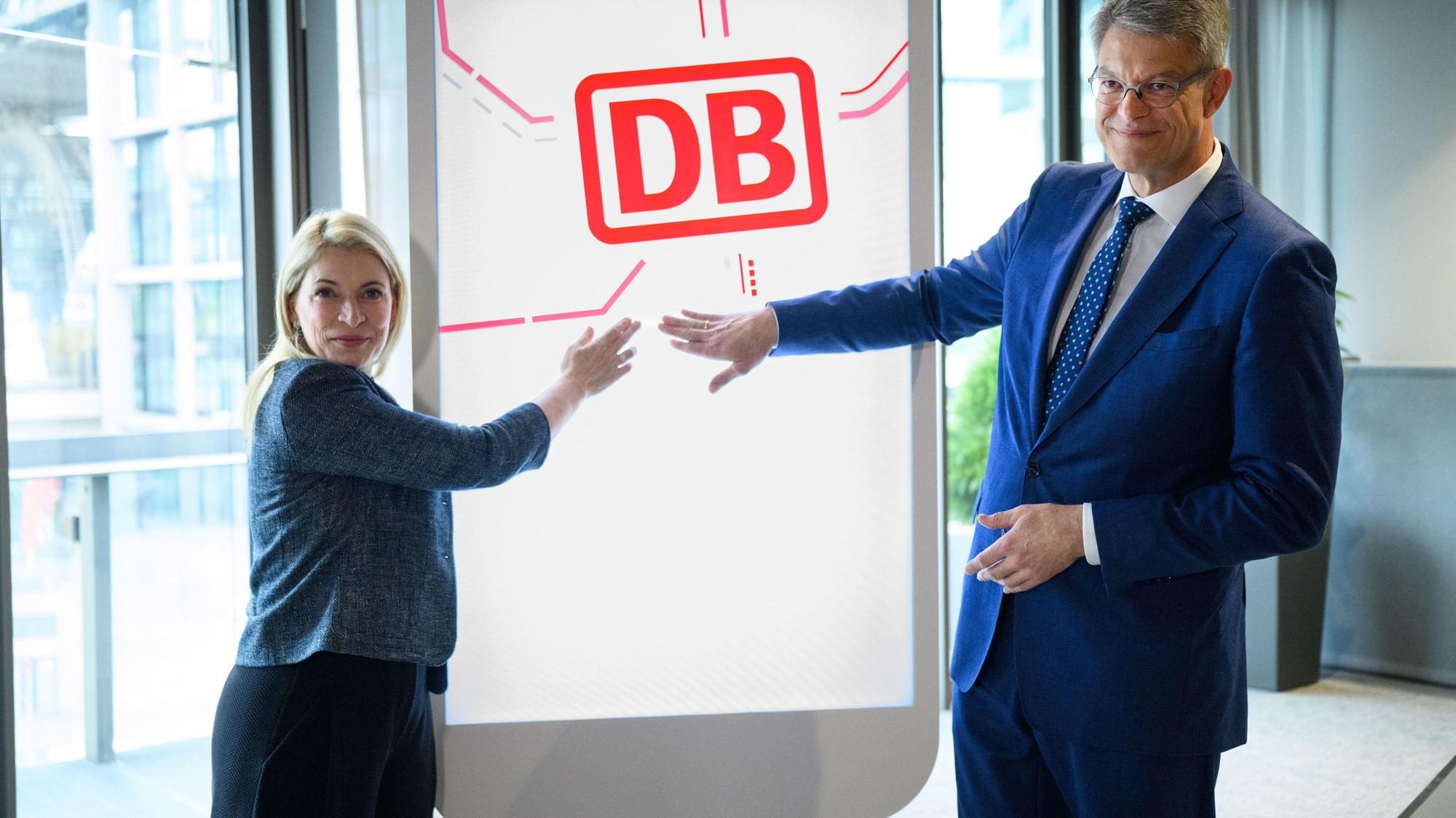 ARCHIV - 08.07.2026, Berlin: Patrick Schnieder (r, CDU), Bundesminister für Verkehr, und Evelyn Palla, Vorstandsvorsitzende der Deutschen Bahn AG, stellen bei einer Pressekonferenz das Sofortprogramm „Bessere Kundenkommunikation“ der Deutschen Bahn vor. Die Bahn investiert 50 Millionen Euro bis Ende 2027 in moderne IT und künstliche Intelligenz und will damit die Kundeninformation verlässlicher, schneller und besser machen. Die Sofortprogramme sind Teil der „Agenda für zufriedene Kunden auf der Schiene“ des Bundesverkehrsministeriums. Die ersten beiden Programme betrafen mehr Sicherheit und Sauberkeit an Bahnhöfen sowie mehr Komfort im Fernverkehr. (zu dpa: «Schnieder sieht Bahn für mehr Pünktlichkeit in der Pflicht») Foto: Bernd von Jutrczenka/dpa +++ dpa-Bildfunk +++