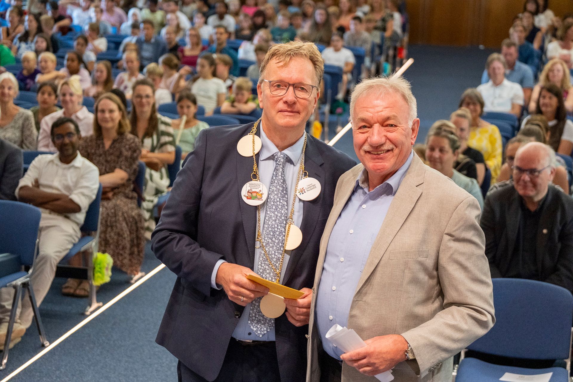 Verabschiedungsfeier für den Rektor der Mechernicher Grundschule, Uli Lindner-Moog, hier mit seinem Mentor Willy Gemünd.