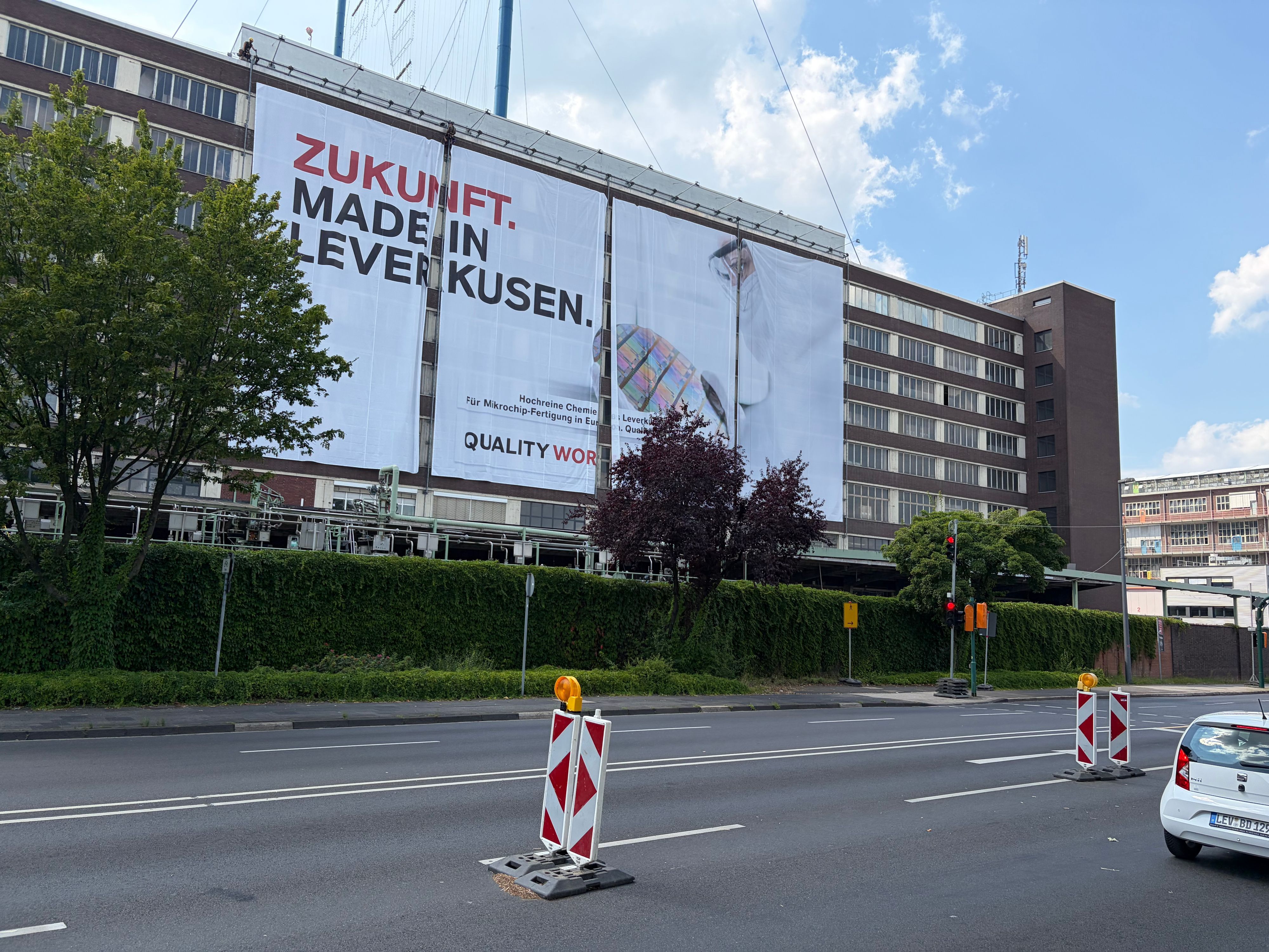 Das neue Lanxess-Plakat an der B 8