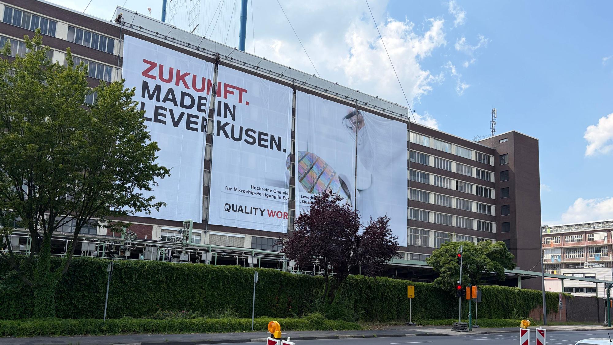 Das neue Lanxess-Plakat an der B 8