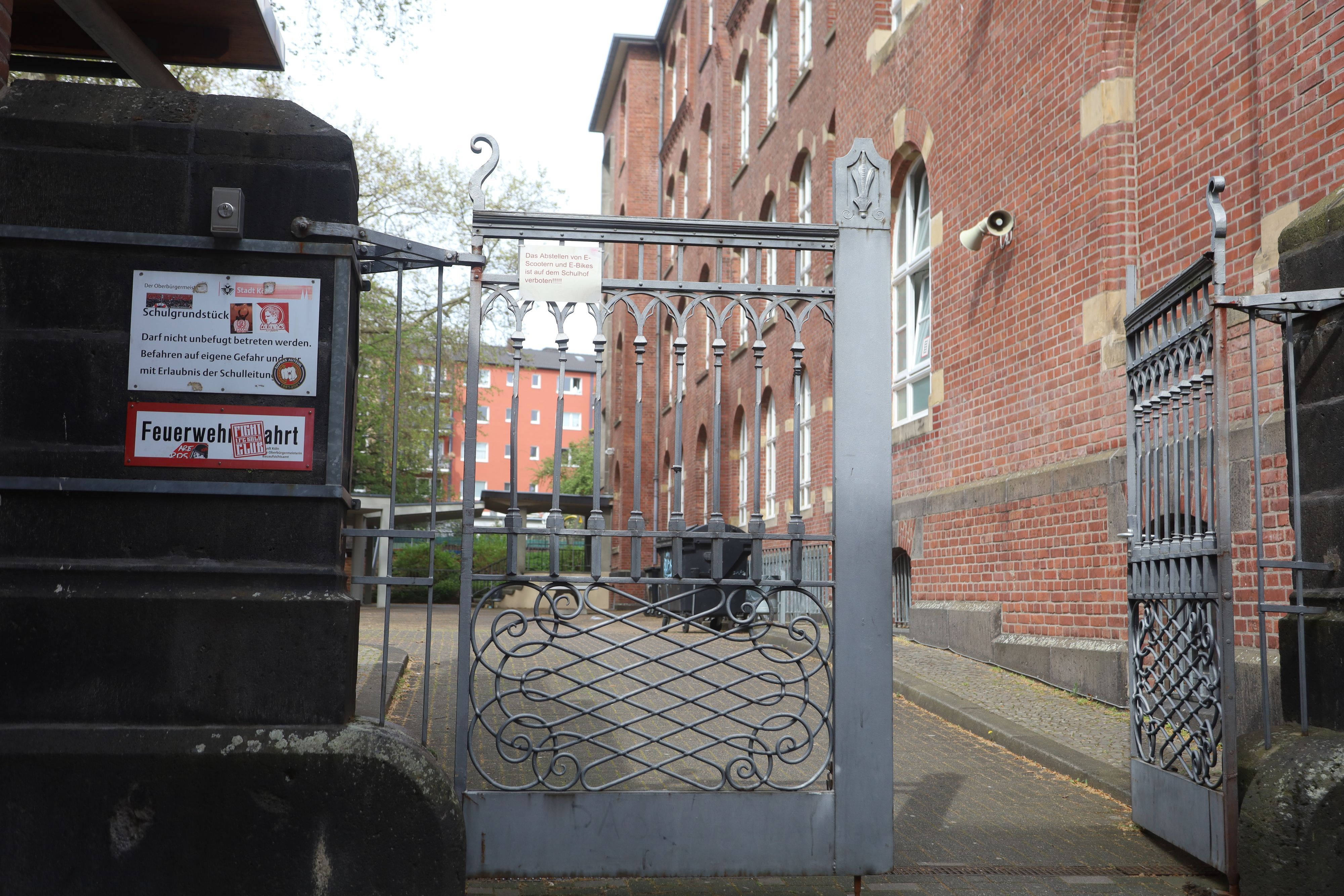 Ein Verbotsschild untersagt den Zutritt für unbefugte Personen zum Schulhof der Städtischen Katholischen Hauptschule am Rhein. Das Foto stammt aus dem Januar.