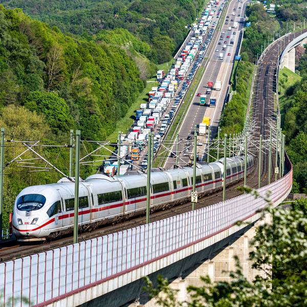 Die ICE Trasse führt in Höhe der Hallerbachtalbrücke, sowie der Wiedtalbrücke parallel an der Bundesautobahn A3 bei Neustadt Wied vorbei. Sie ist ein Teil der Eisenbahn Hochgeschwindigkeitsstrecke zwischen den Städten Köln und Frankfurt. 12.05.2023 Neustadt Wied Rheinland-Pfalz Deutschland *** The ICE route runs parallel to the A3 federal freeway near Neustadt Wied at the height of the Hallerbachtal bridge and the Wiedtal bridge It is part of the high-speed railroad line between the cities of Cologne and Frankfurt 12 05 2023 Neustadt Wied Rhineland-Palatinate Germany