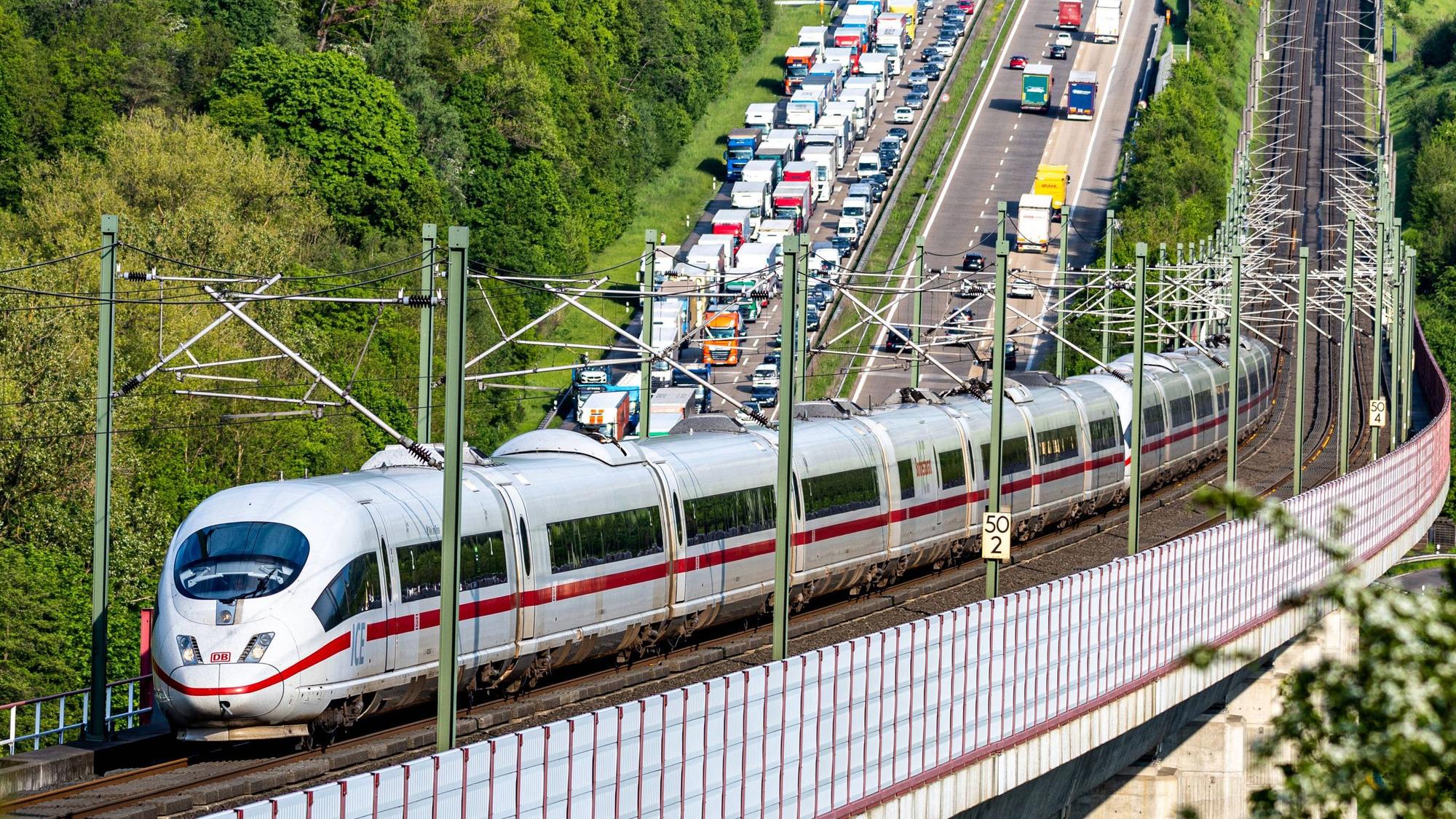 Die ICE Trasse führt in Höhe der Hallerbachtalbrücke, sowie der Wiedtalbrücke parallel an der Bundesautobahn A3 bei Neustadt Wied vorbei. Sie ist ein Teil der Eisenbahn Hochgeschwindigkeitsstrecke zwischen den Städten Köln und Frankfurt. 12.05.2023 Neustadt Wied Rheinland-Pfalz Deutschland *** The ICE route runs parallel to the A3 federal freeway near Neustadt Wied at the height of the Hallerbachtal bridge and the Wiedtal bridge It is part of the high-speed railroad line between the cities of Cologne and Frankfurt 12 05 2023 Neustadt Wied Rhineland-Palatinate Germany