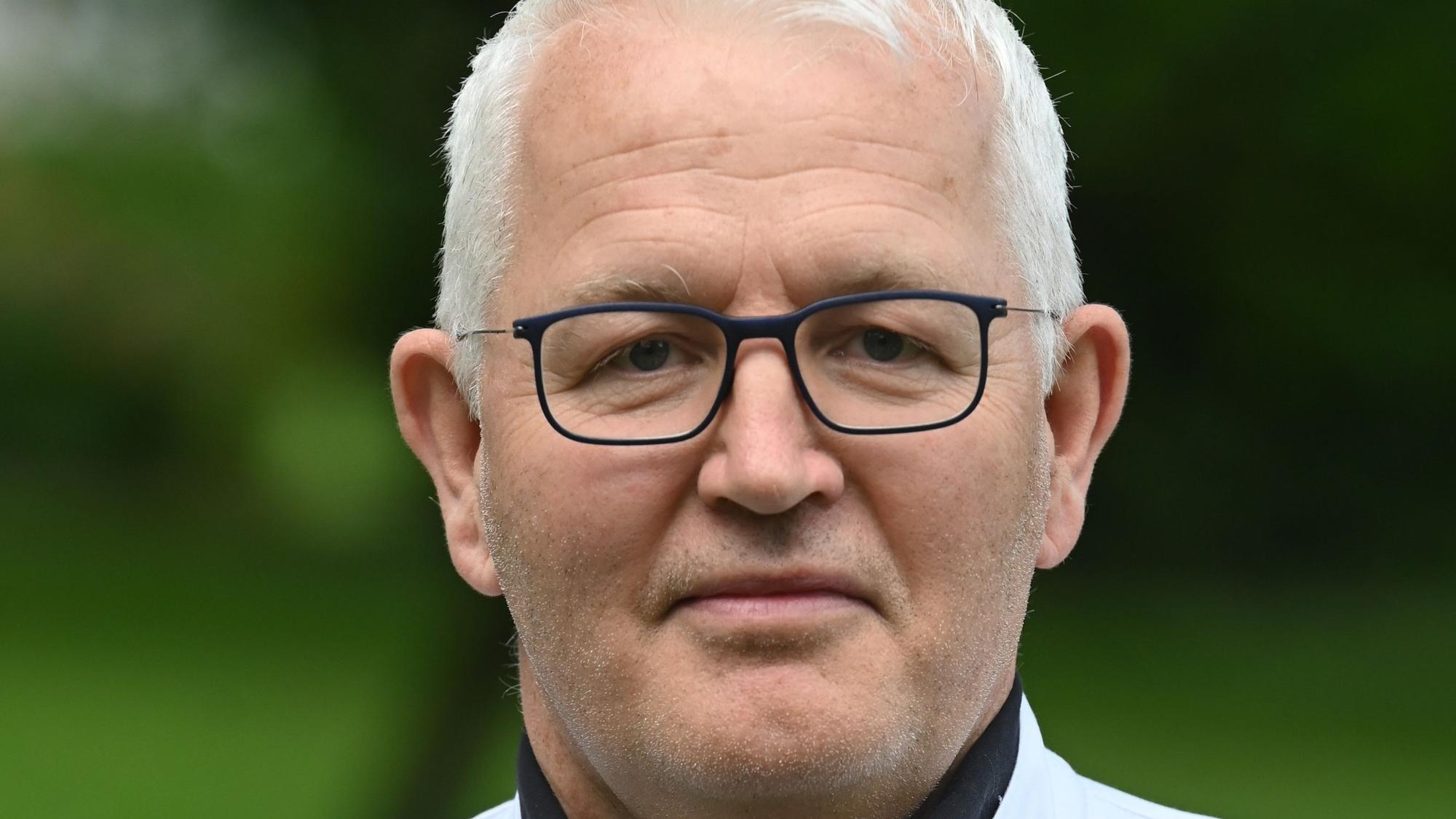 Ein mittelalter Mann lächelt in die Kamera