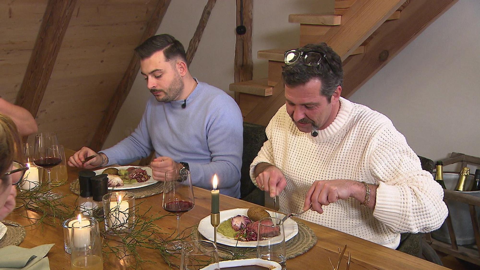 Auch wenn das Zeitmanagement zu wünschen übrig lässt, genießt Joshua (links) Yvonnes Hauptgang - Alex ebenfalls. (Bild: RTL)