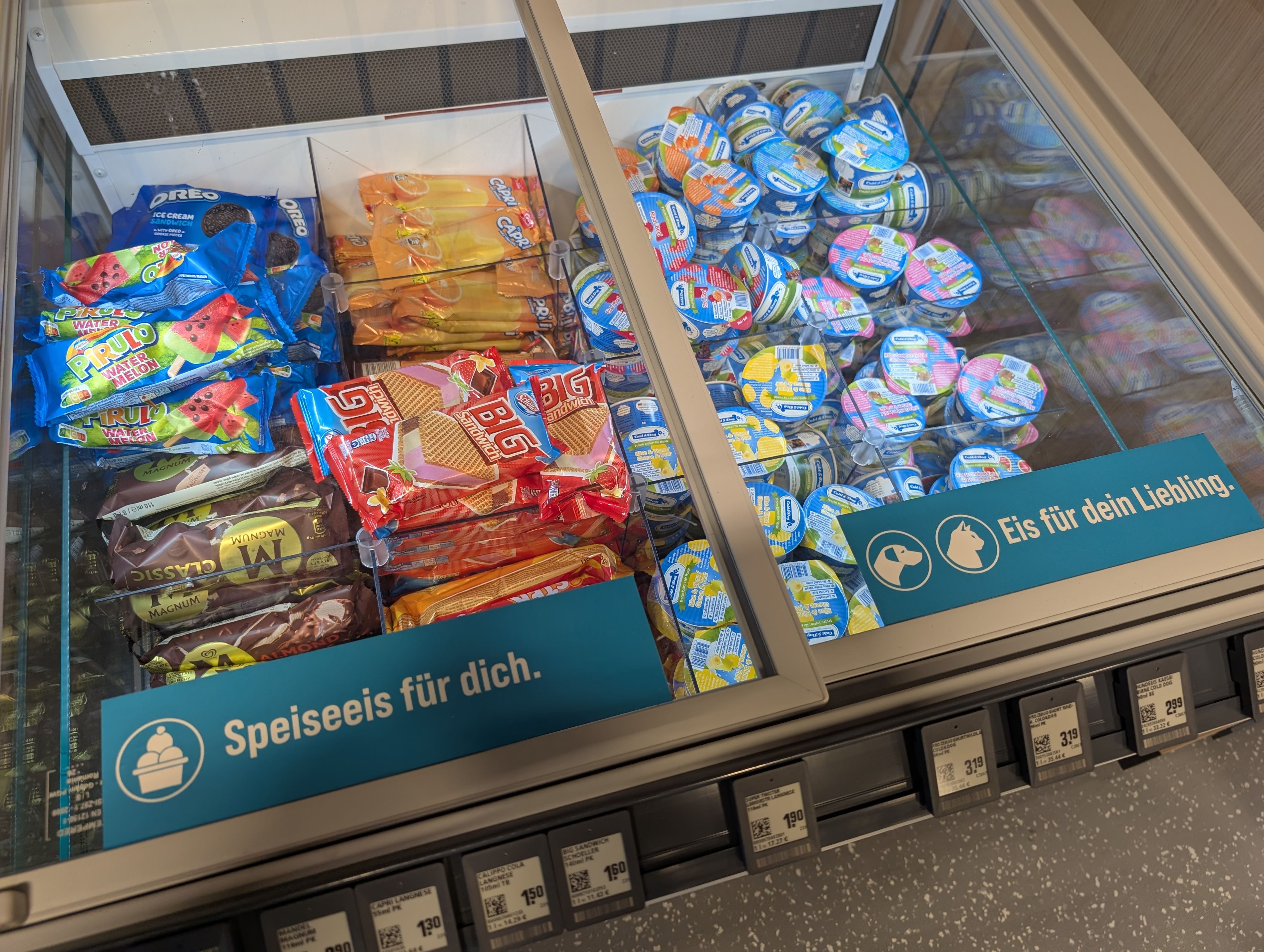 Nicht zu verwechseln: Hundeeis rechts, Speiseeis links