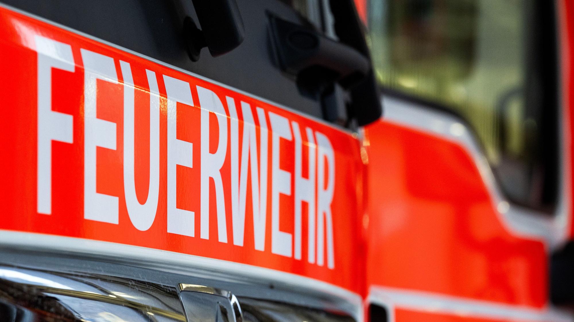 Ein Einsatzfahrzeug mit der Aufschrift «Feuerwehr»