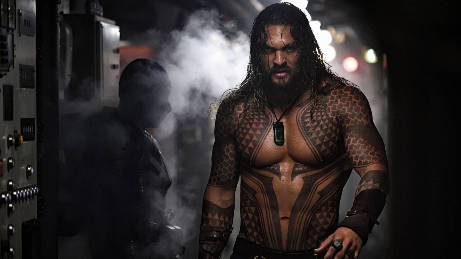 Aquaman (Jason Momoa) ist ein hervorragender Kämpfer und Draufgänger, am Thron hat er zunächst wenig Interesse. (Bild: DC / Warner Bros. Ent.)
