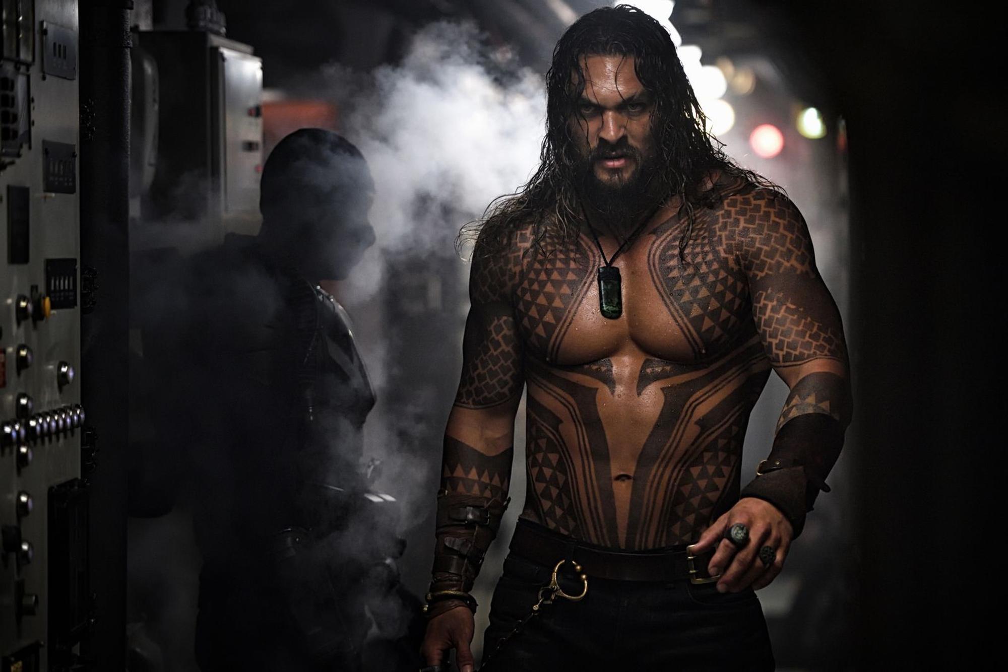 Aquaman (Jason Momoa) ist ein hervorragender Kämpfer und Draufgänger, am Thron hat er zunächst wenig Interesse. (Bild: DC / Warner Bros. Ent.)