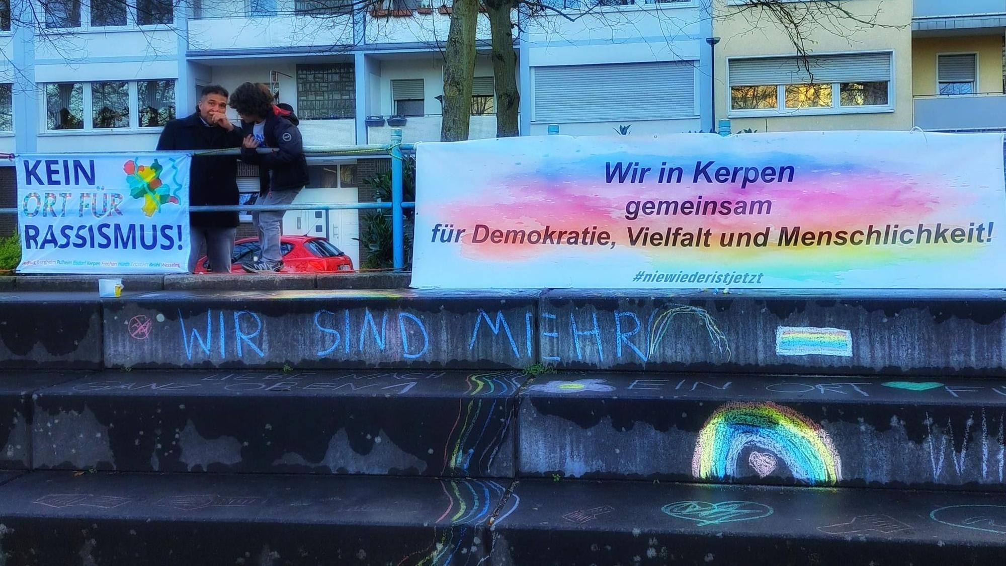 Auf Plakaten macht das Kerpener Bündnis für Demokratie und Vielfalt seine Haltung klar.