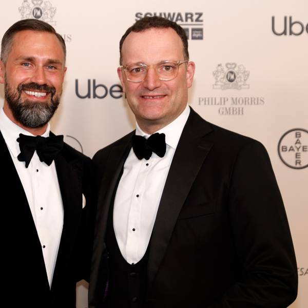 Jens Spahn (r.), Vorsitzender der Fraktion der CDU/CSU im Deutschen Bundestag, und sein Ehemann Daniel Funke beim Bundespresseball. Das Paar hat mithilfe einer Leihmutter ein Kind bekommen. (Archivbild)