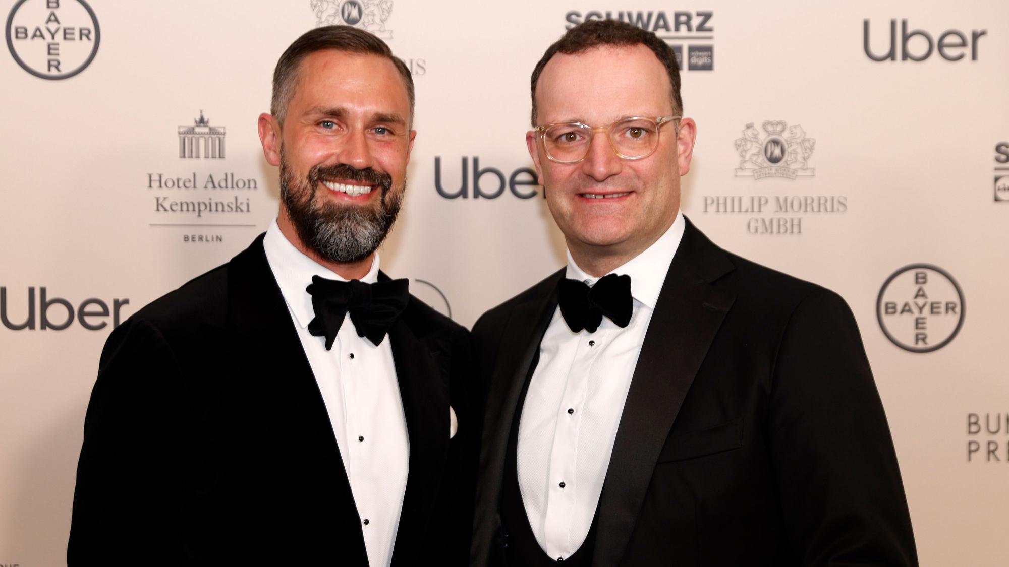 Jens Spahn (r.), Vorsitzender der Fraktion der CDU/CSU im Deutschen Bundestag, und sein Ehemann Daniel Funke beim Bundespresseball. Das Paar hat mithilfe einer Leihmutter ein Kind bekommen. (Archivbild)