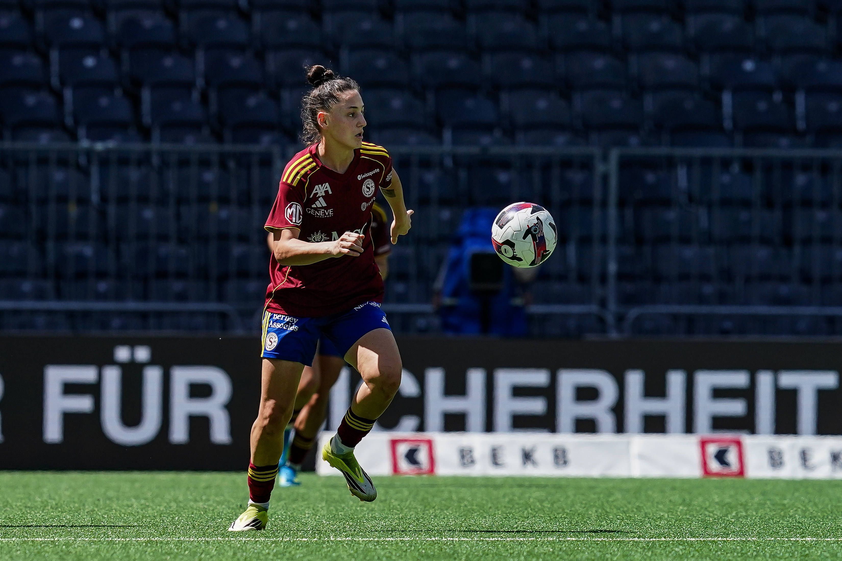 Switzerland: AXA Womens Super League 2025/26, BSC YB Frauen vs FC Servette Chenois Feminin - AWSL Final First Leg - Wankdorf Stadion, Bern: Lumbardha Misini of Servette FC Chenois Feminin controls the ball *** Switzerland AXA Womens Super League 2025 26, BSC YB Women vs FC Servette Chenois Feminin AWSL Final First Leg Wankdorf Stadion, Bern Lumbardha Misini of Servette FC Chenois Feminin controls the ball Copyright: xDanielaxPorcellix