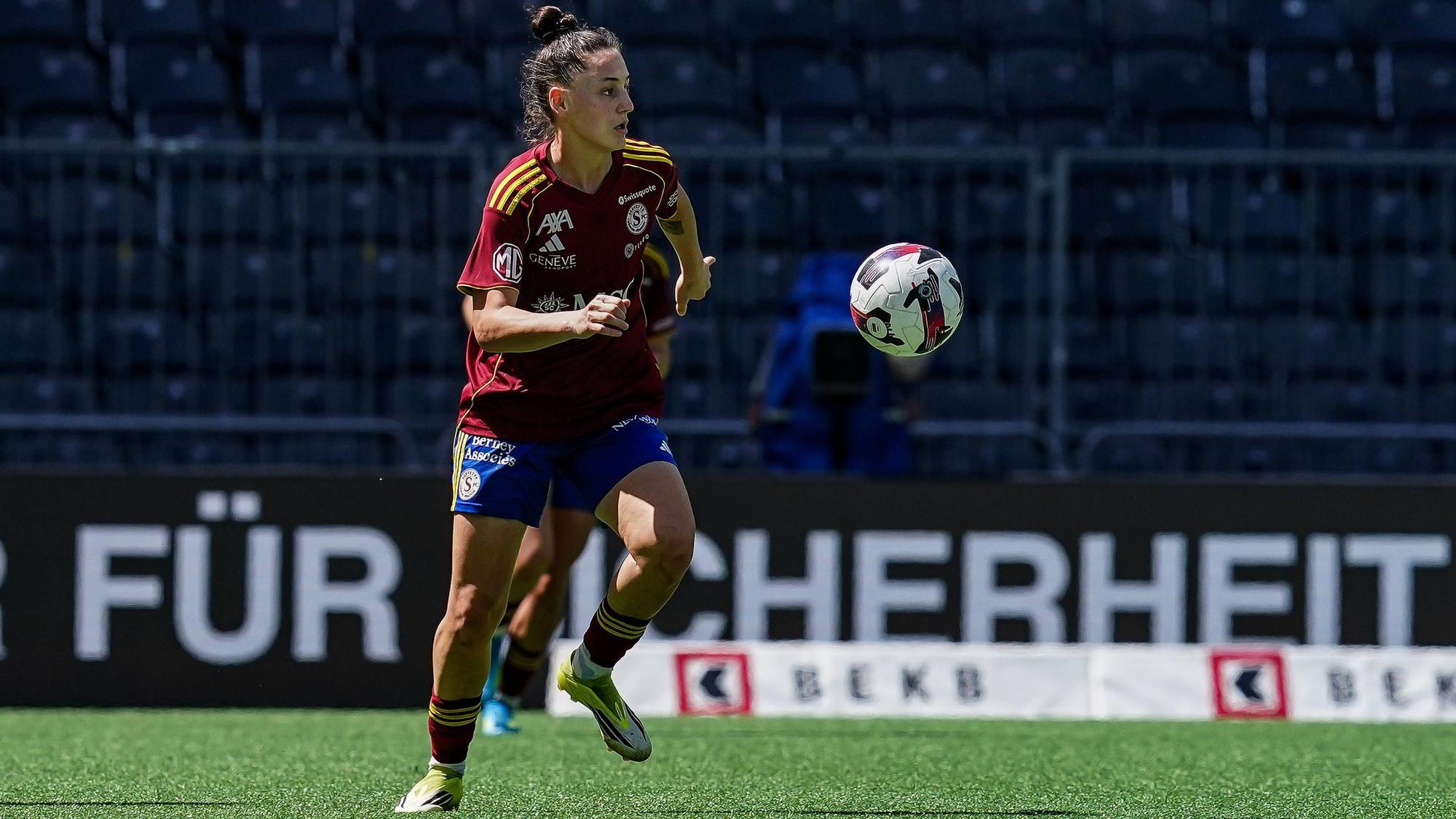 Switzerland: AXA Womens Super League 2025/26, BSC YB Frauen vs FC Servette Chenois Feminin - AWSL Final First Leg - Wankdorf Stadion, Bern: Lumbardha Misini of Servette FC Chenois Feminin controls the ball *** Switzerland AXA Womens Super League 2025 26, BSC YB Women vs FC Servette Chenois Feminin AWSL Final First Leg Wankdorf Stadion, Bern Lumbardha Misini of Servette FC Chenois Feminin controls the ball Copyright: xDanielaxPorcellix