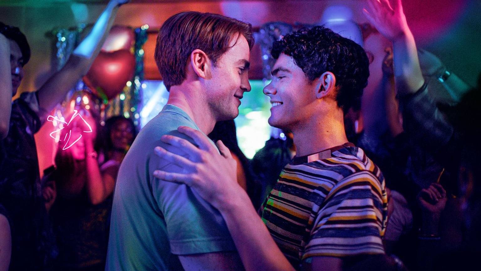 Nick (Kit Connor, links) und Charlie (Joe Locke) genießen in „Heartstopper Forever“ ihre Liebe. (Bild: © 2025 Netflix, Inc.)