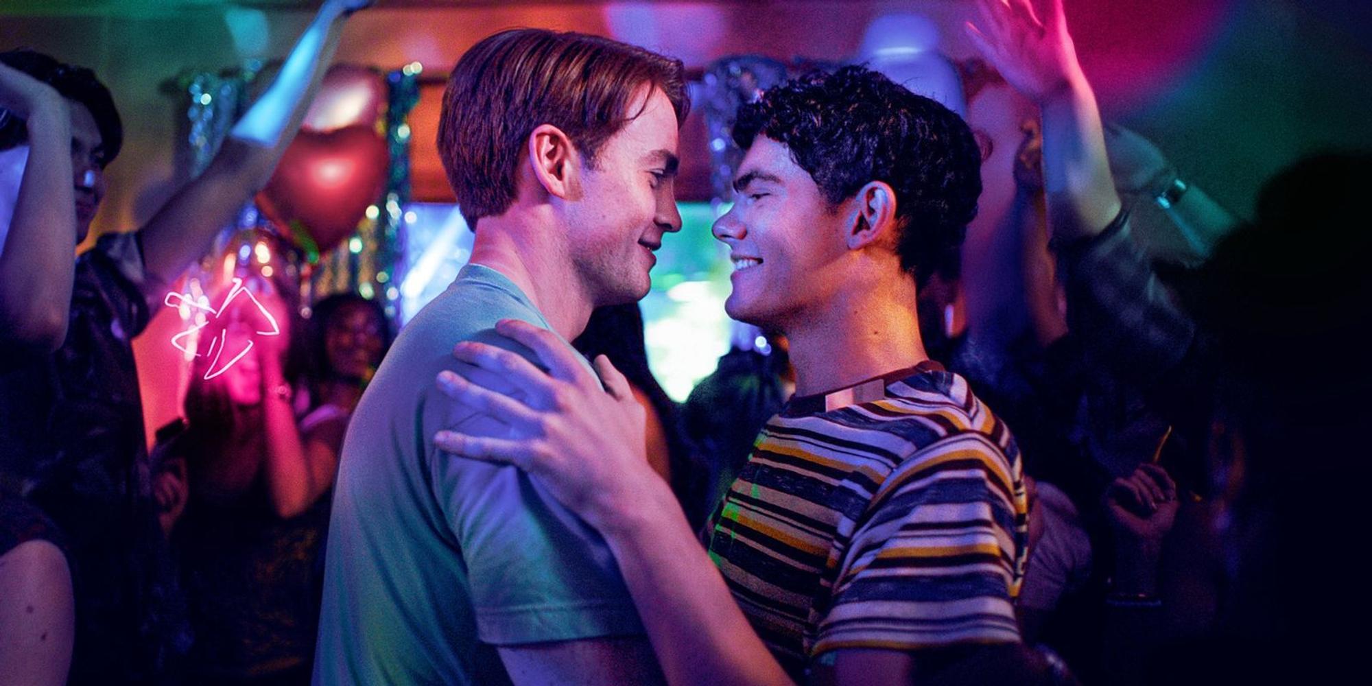 Nick (Kit Connor, links) und Charlie (Joe Locke) genießen in „Heartstopper Forever“ ihre Liebe. (Bild: © 2025 Netflix, Inc.)