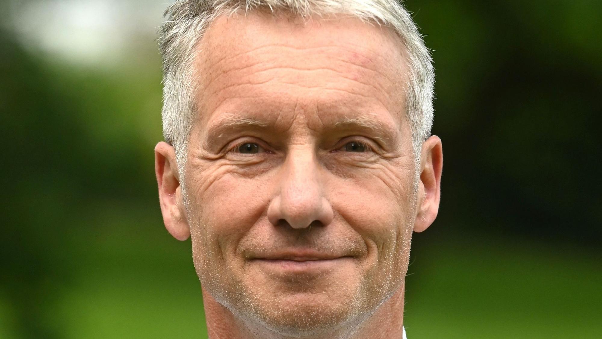 Ein mittelalter Mann lächelt in die Kamera