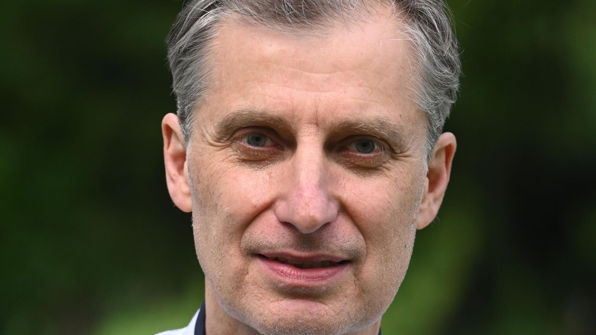 Ein mittelalter Mann lächelt in die Kamera