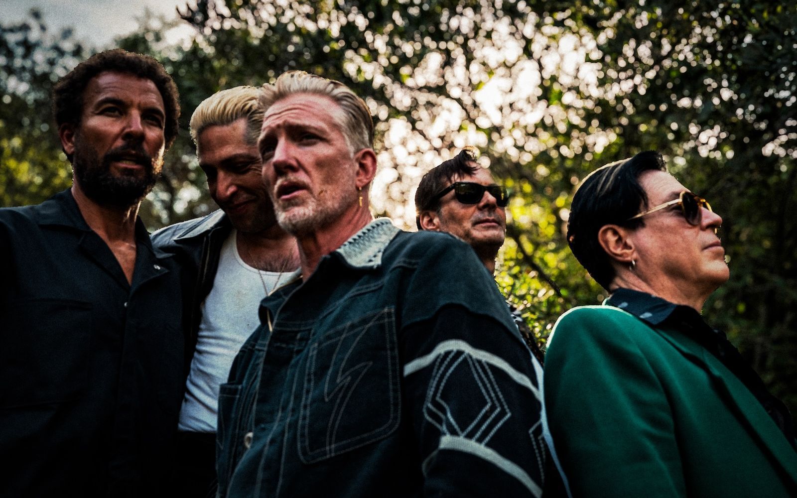 Josh Homme (Mitte) und seine Band Queens of the Stone Age melden sich drei Jahre nach „In Times New Roman“ mit einem völlig ungewohnten neuen Sound zurück. (Bild: Andreas Neumann)