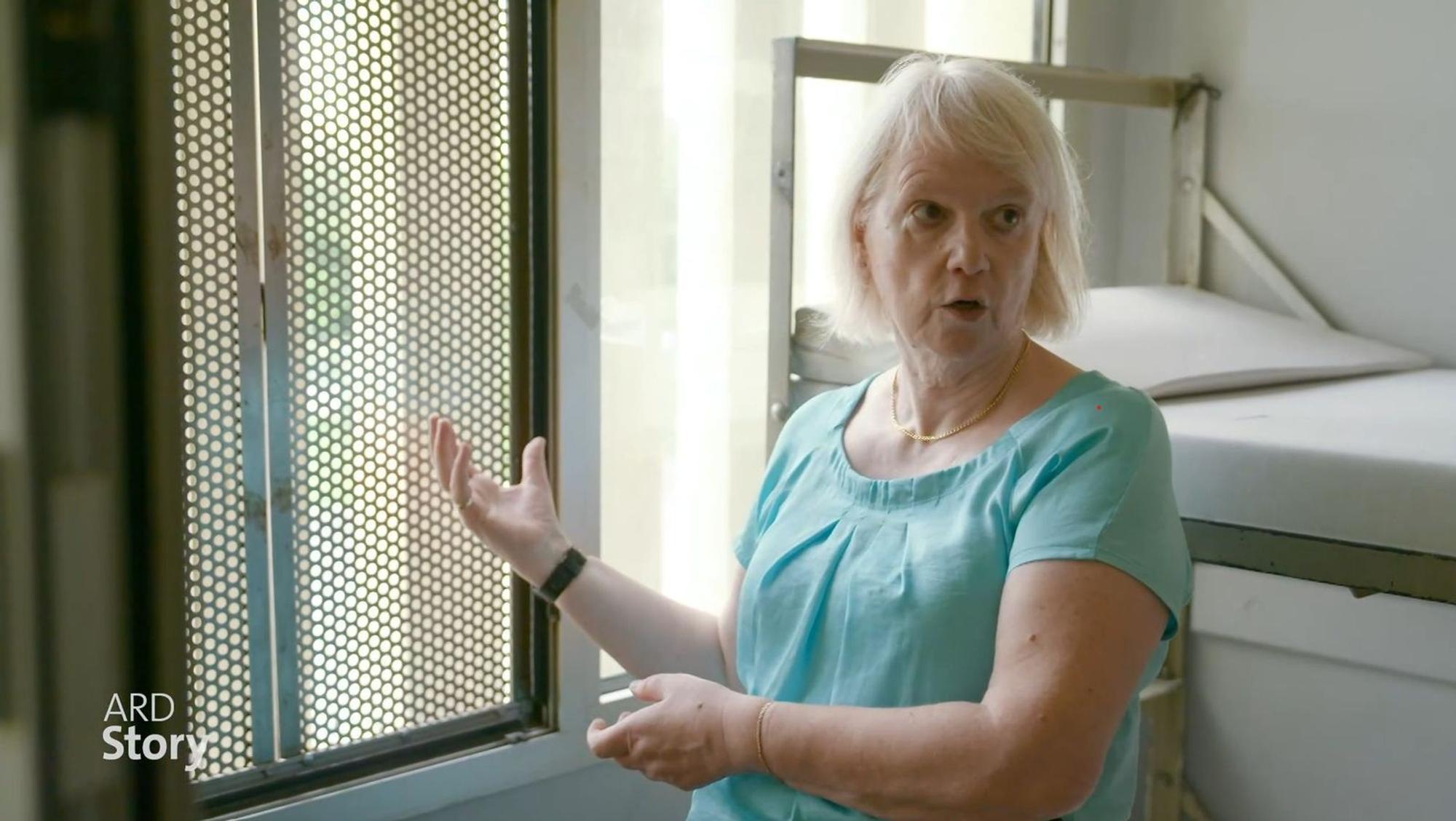 JVA-Leiterin Gundi Bäßler schildert, wie Drohnen ihren Arbeitsalltag im Gefängnis erschweren. (Bild: ARD)