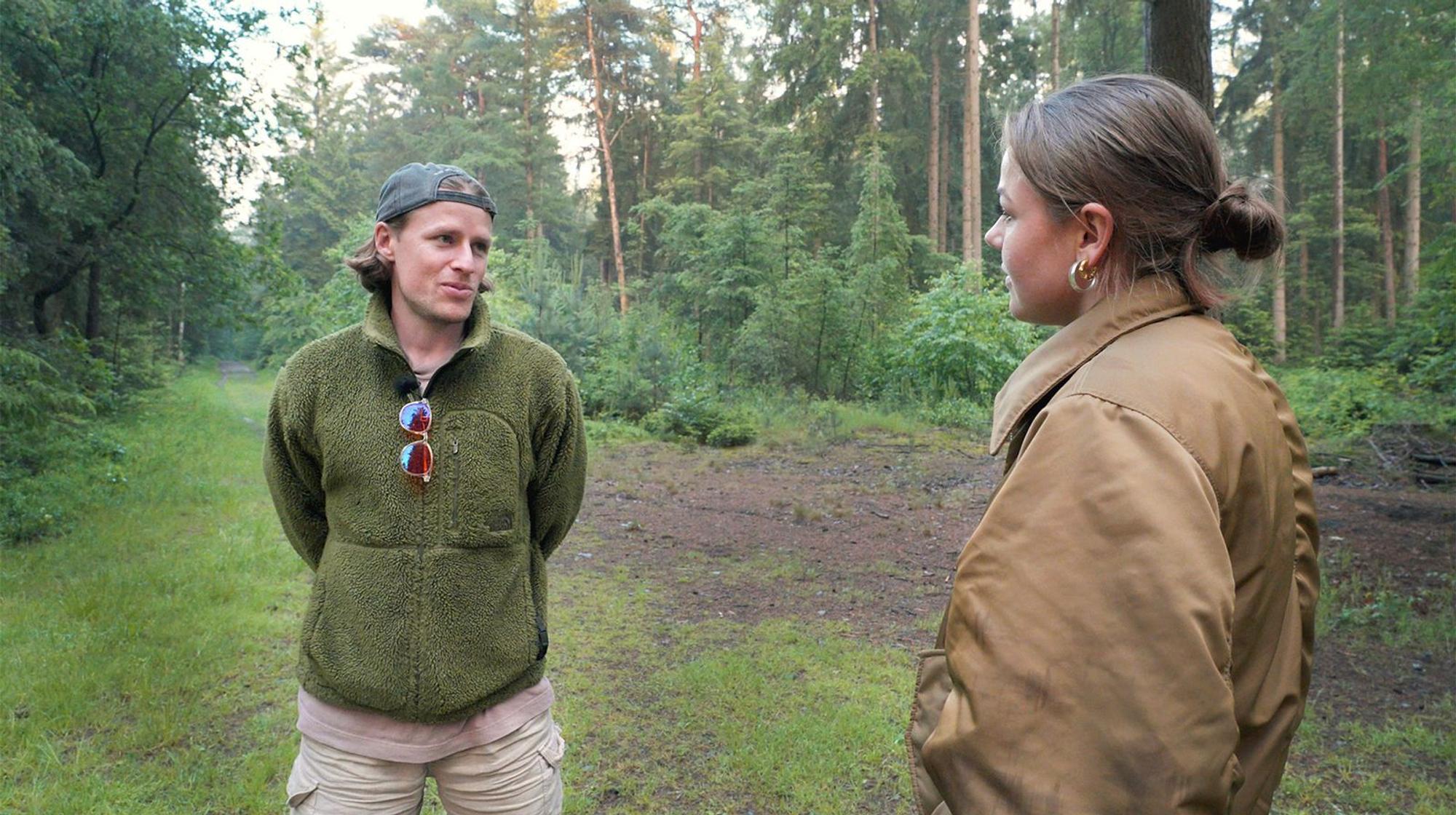Y-Kollektiv-Autorin Luisa Dickmänken im Gespräch mit Sleepmaxxer und Biohacker Jan-Lucca Sielski aus Bremen. (Bild: HR/ Laura Will)