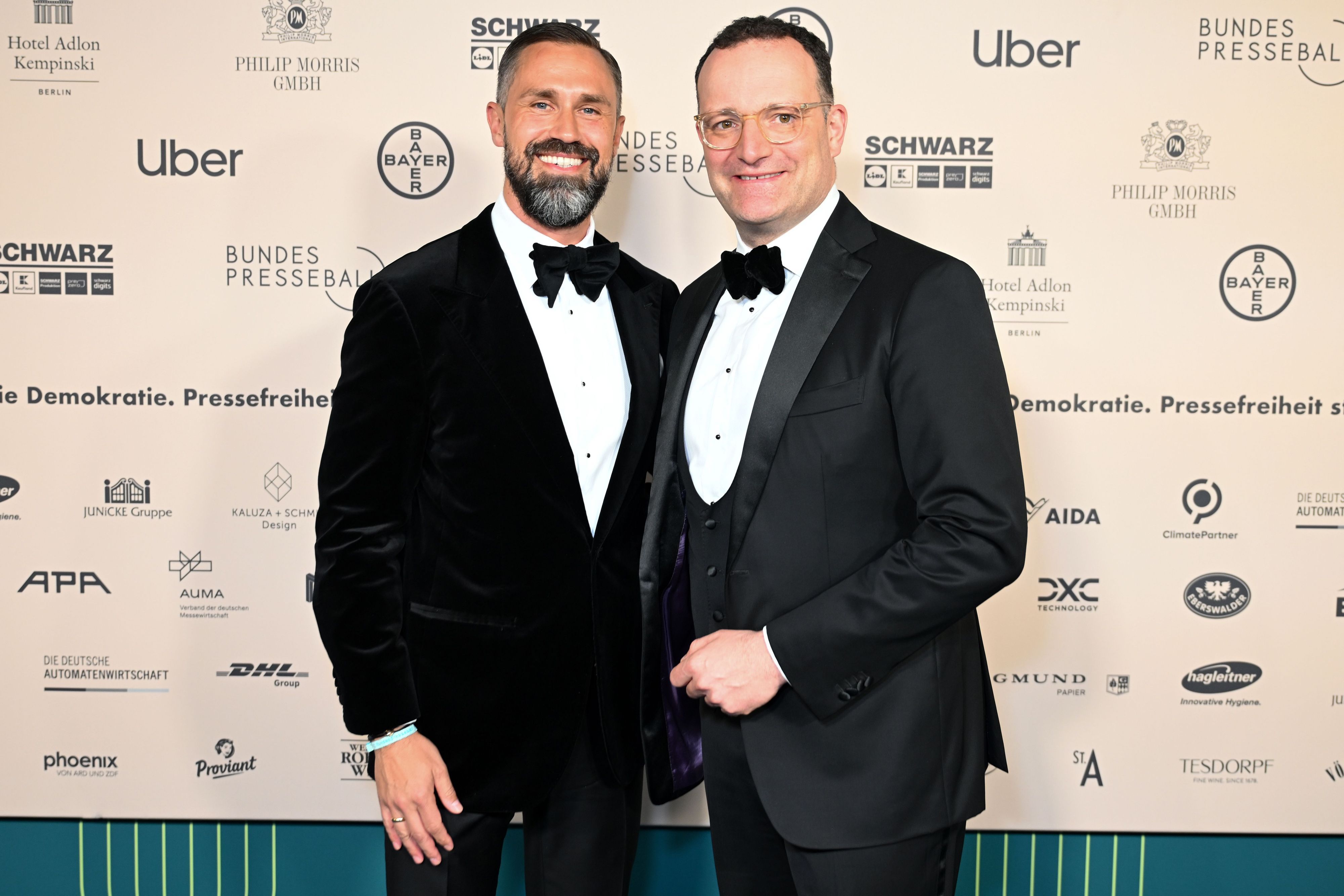 Jens Spahn (r.), Vorsitzender der Fraktion der CDU/CSU im Deutschen Bundestag, und sein Ehemann Daniel Funke. (Archivbild)