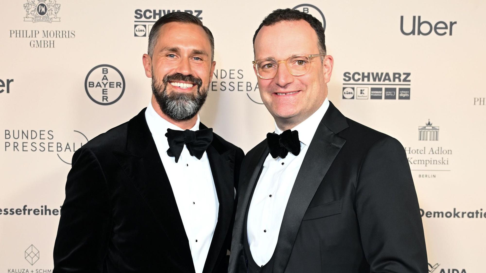 Jens Spahn (r.), Vorsitzender der Fraktion der CDU/CSU im Deutschen Bundestag, und sein Ehemann Daniel Funke. (Archivbild)
