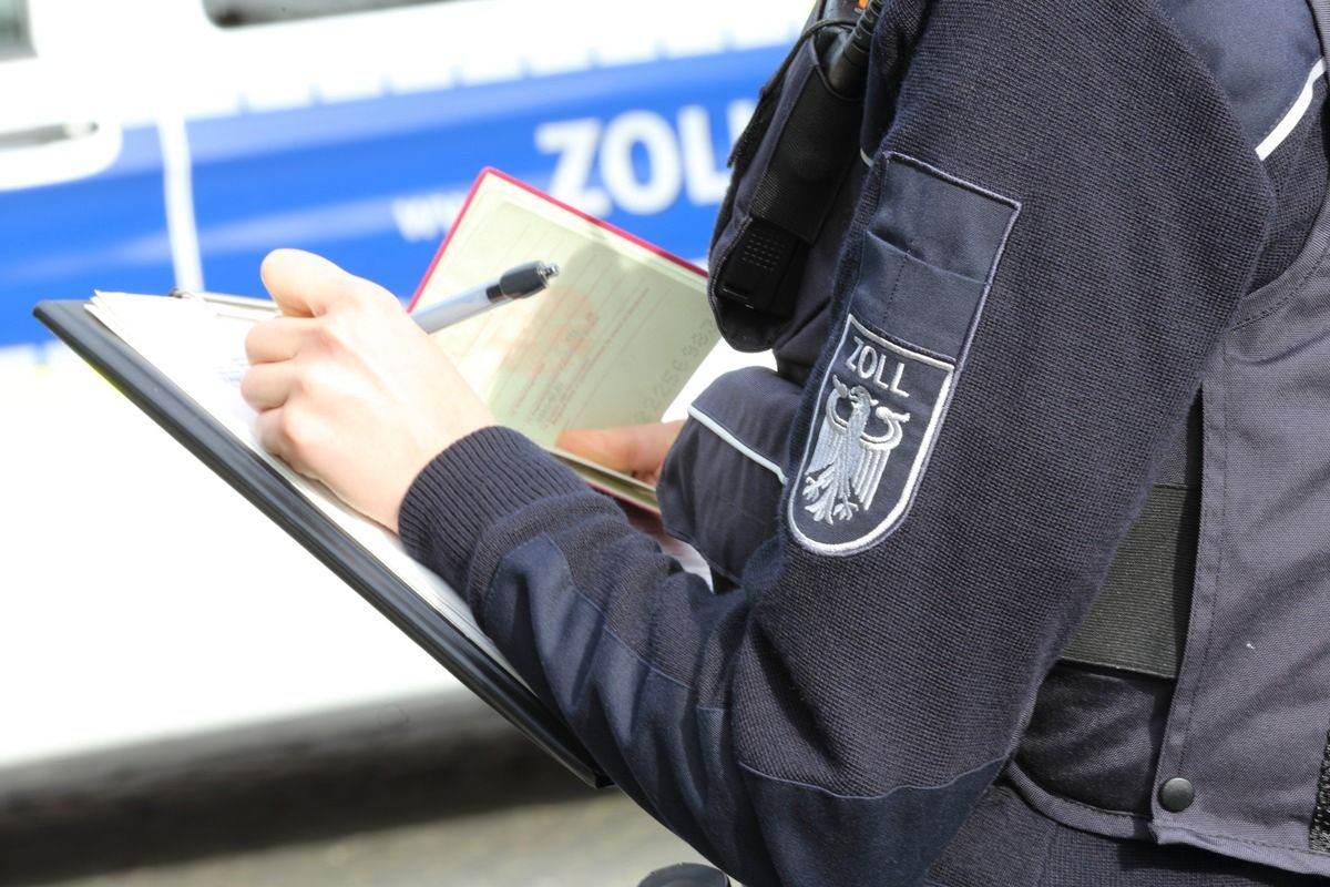 Ein Mitarbeiter des Zolls notiert sich etwas.