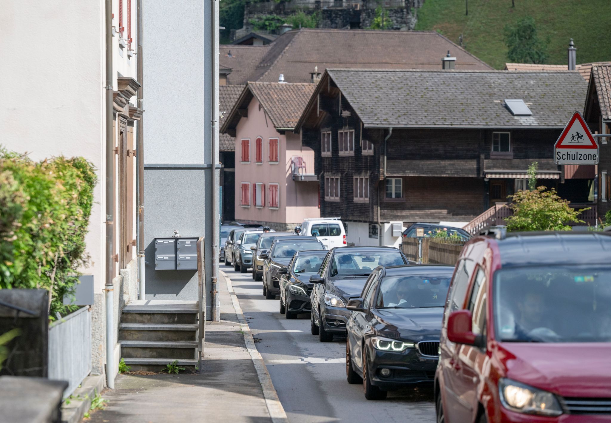 Der Ausweichverkehr aufgrund des Gotthard-Staus belastet das Dorf Amsteg.