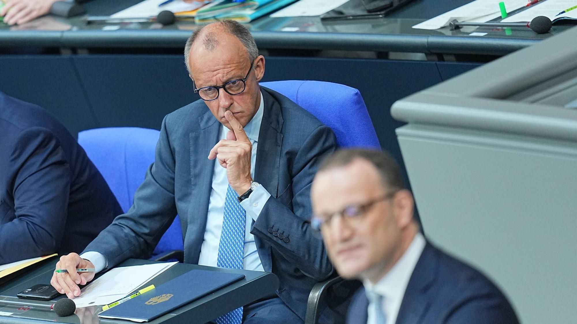 Jens Spahn, bisheriger Unions-Fraktionsvorsitzender im Bundestag, spricht im Plenarsaal im Bundestag, während Bundeskanzler Friedrich Merz zuhört. (Archiv).