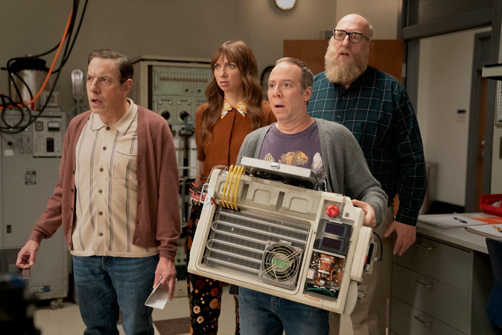 Mit „Stuart Fails To Save The Universe“ haben die Serienschöpfer Chuck Lorre und Bill Prady ihre Erfolgssitcom „The Big Bang Theory“ abgelegt: Darin stürzt der Comicladen-Besitzer Stuart Bloom (Kevin Sussman, vorne) das Universum erst ins Chaos, bevor er es retten muss. (Bild: HBO Max)