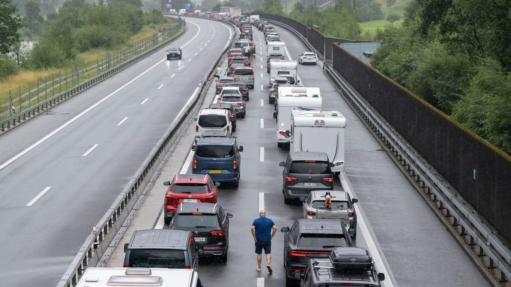 Auf der Autobahn A2 in Richtung Süden staut sich der Gotthard-Ferienreiseverkehr.
