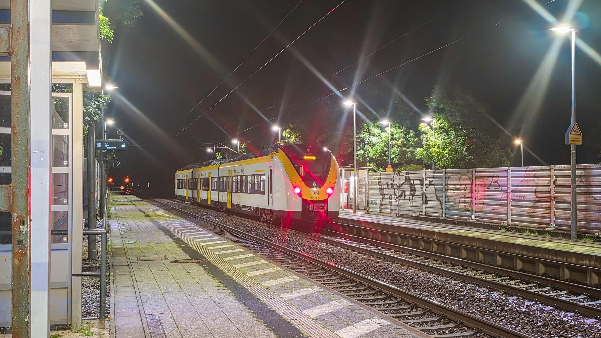 Ein Zug steht nach einem Notfall am Bahnhof in Ettlingen-Bruchhausen. Kurz vor dem Bahnhof ist ein Sicherheitsmitarbeiter der Deutschen Bahn bei einer gewaltsamen Auseinandersetzung aus einem fahrenden Zug gestürzt und lebensgefährlich verletzt worden.