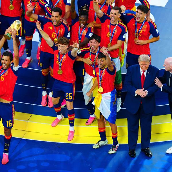 Gianni Infantino versucht, Donald Trump noch aus dem Bild wegzubwegen.