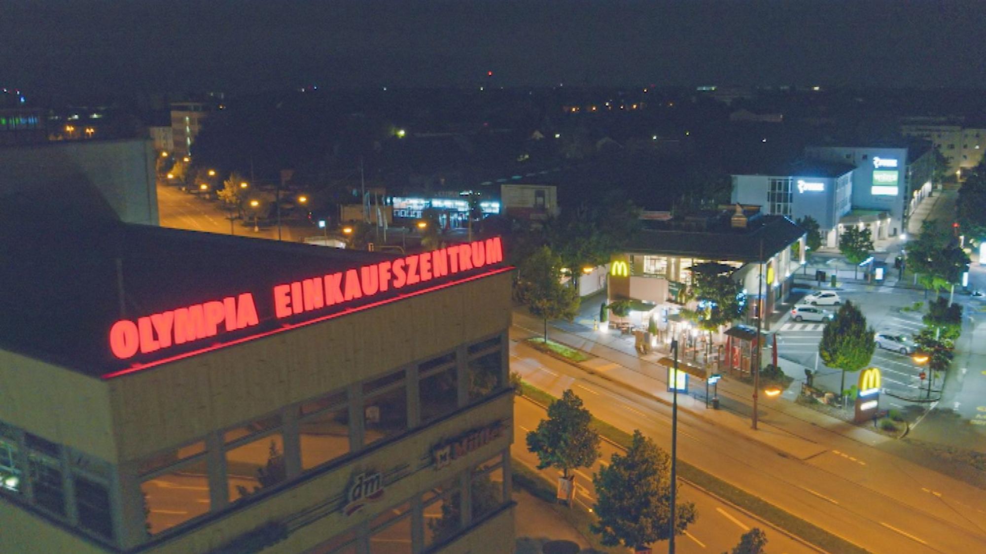 Infolge der Schüsse im und ums Olympia Einkaufzentrum brach in der Stadt München an vielen entfernteren Orten - grundlos - Panik aus. (Bild: ZDF / Sky Deutschland / OneGate Media)