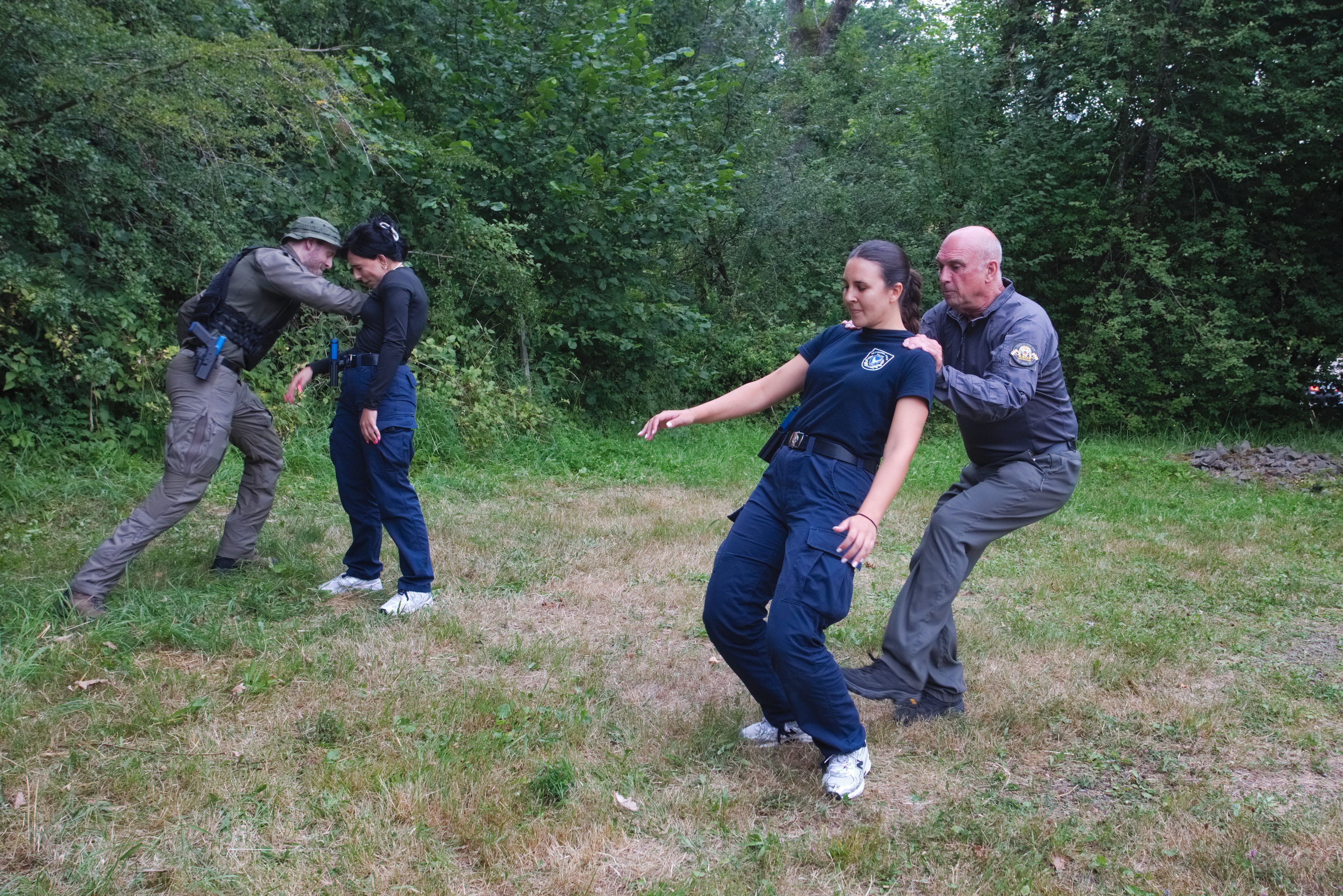 Eine Übung im Rahmen eines Polizeitrainings auf einer Wiese.